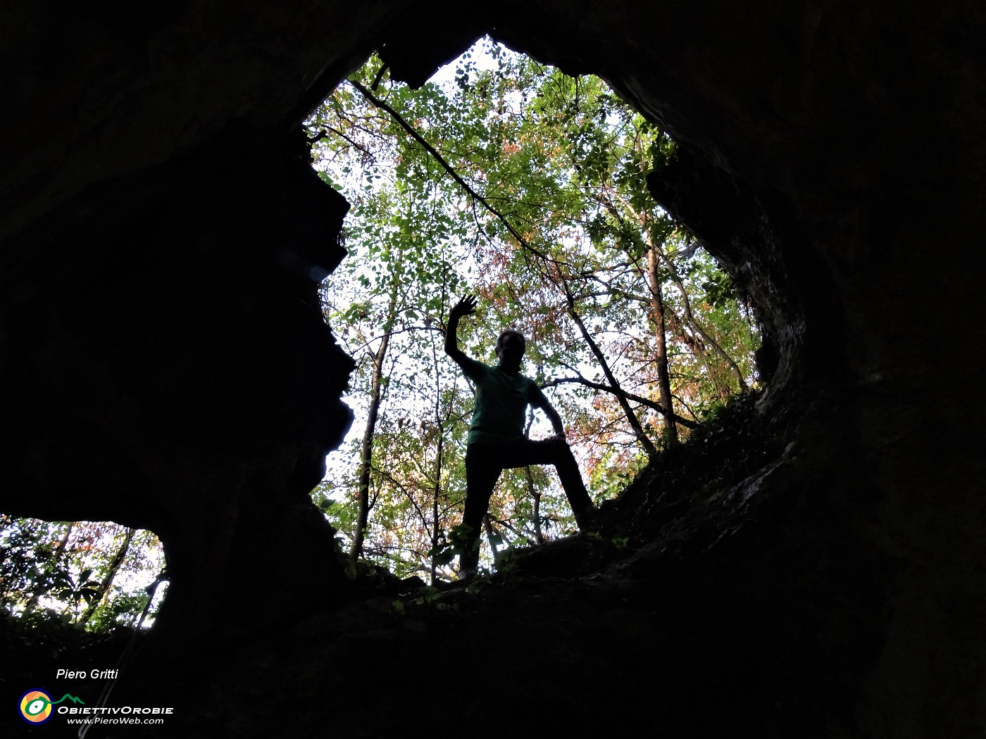 35 E il Piero dall'ingresso della grotta sta ad osservare e fotografare.JPG